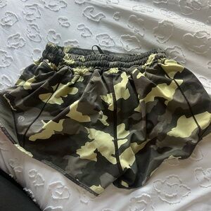 Lulu camo 2.5” low rise  Women's Shorts